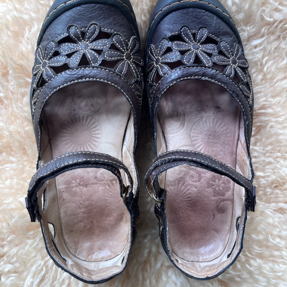 Women's Brown Floral Cutout Mary Jane Shoes